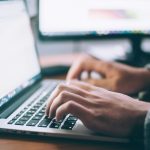 Persona trabajando con computadora, fotografía ilustrativa de verificación informativa