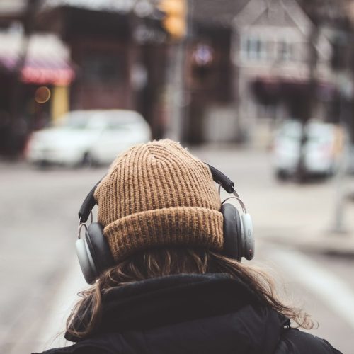 Persona escuchando música con audífonos